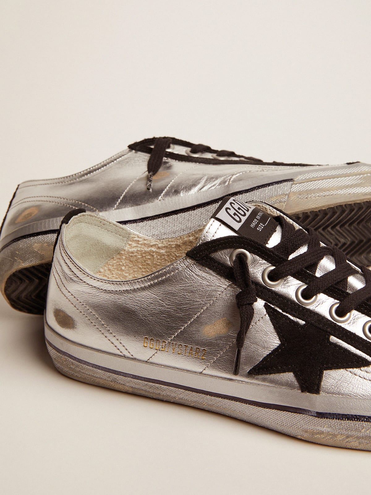 Golden Goose - V-Star sneakers in silver laminated leather with black suede details in 