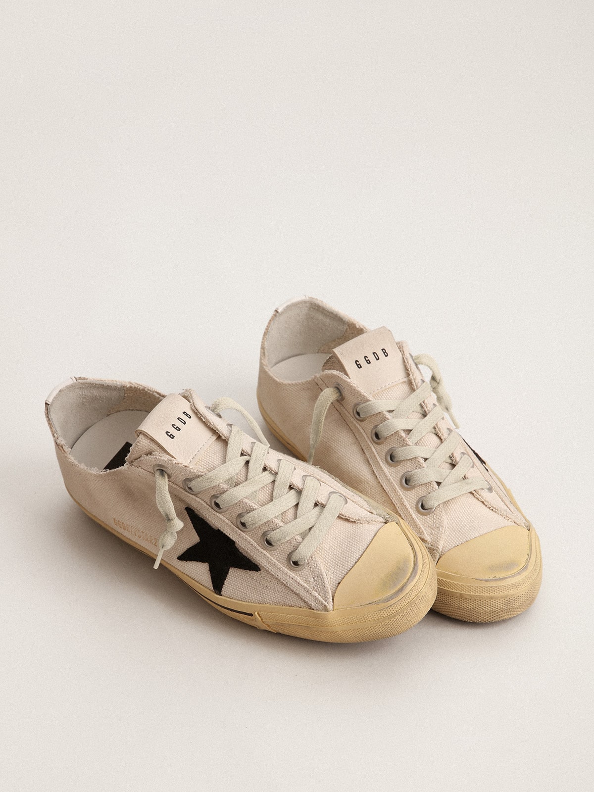 Golden Goose - V-Star LTD masculino com estrela de suede preto e inscrição bordada in 