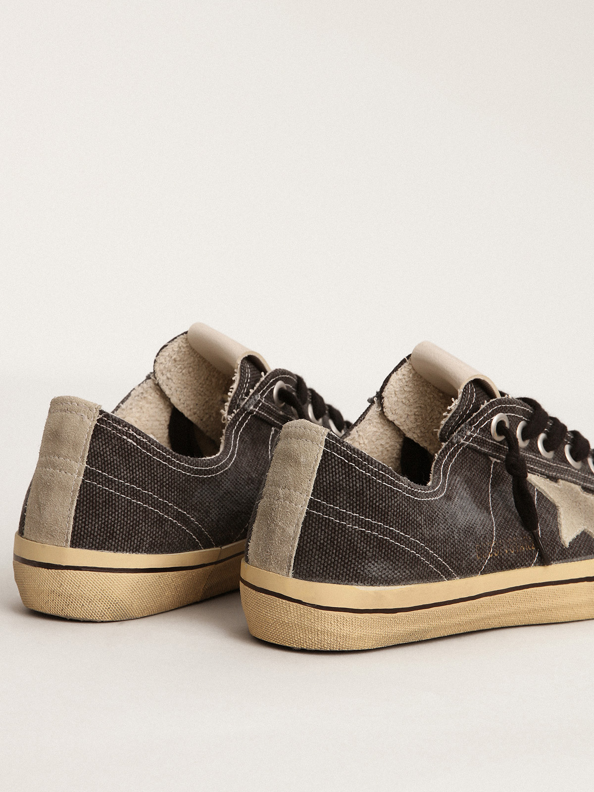 Golden Goose - V-Star LTD para hombre de lona negra con estrella y talón color hielo in