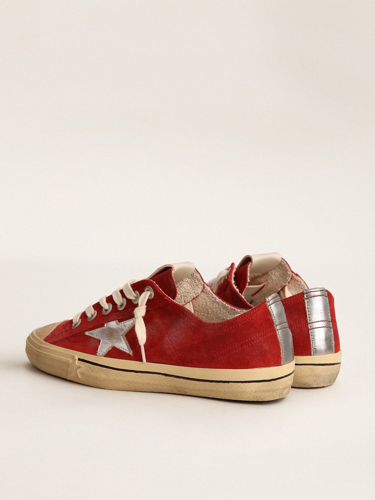 Golden Goose - Herren V-Star LTD aus dunkelrotem Rauleder mit Stern und Ferse in Silber in 