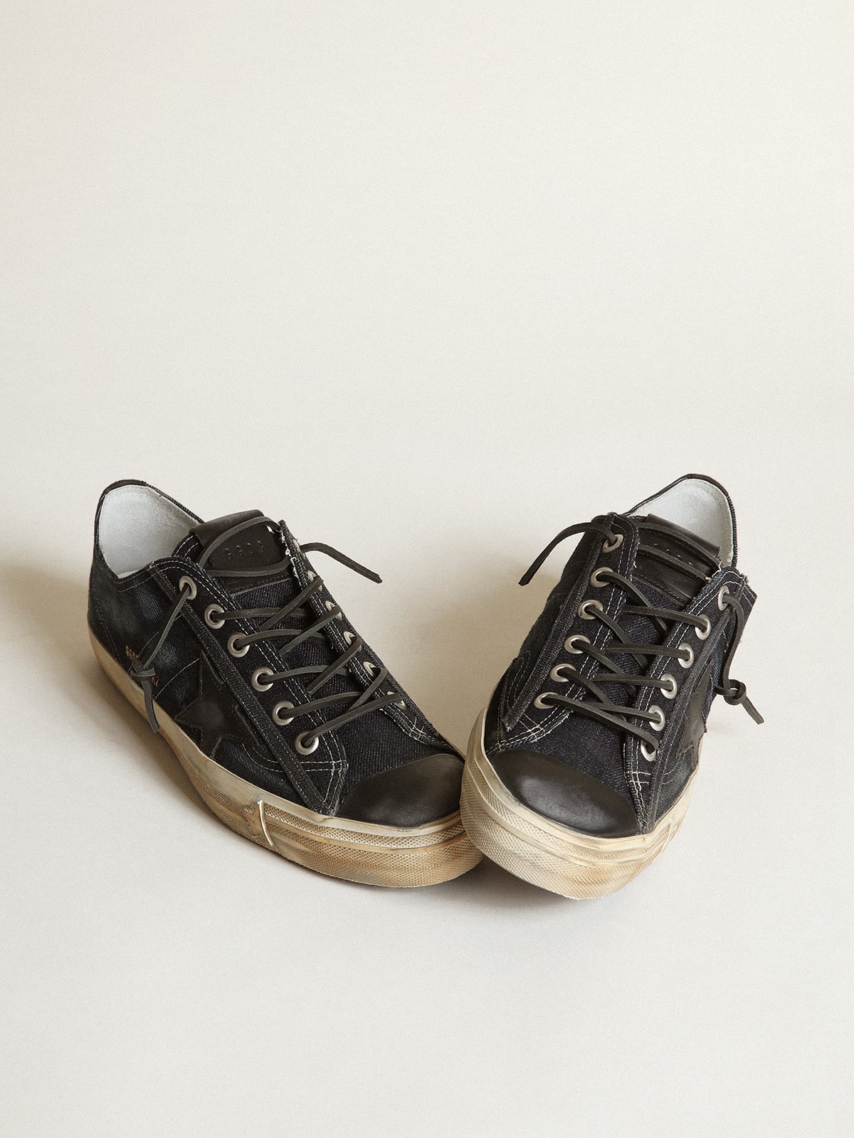 Golden Goose - Sneakers V-Star en denim bleu nuit avec étoile et bout en cuir noir in 