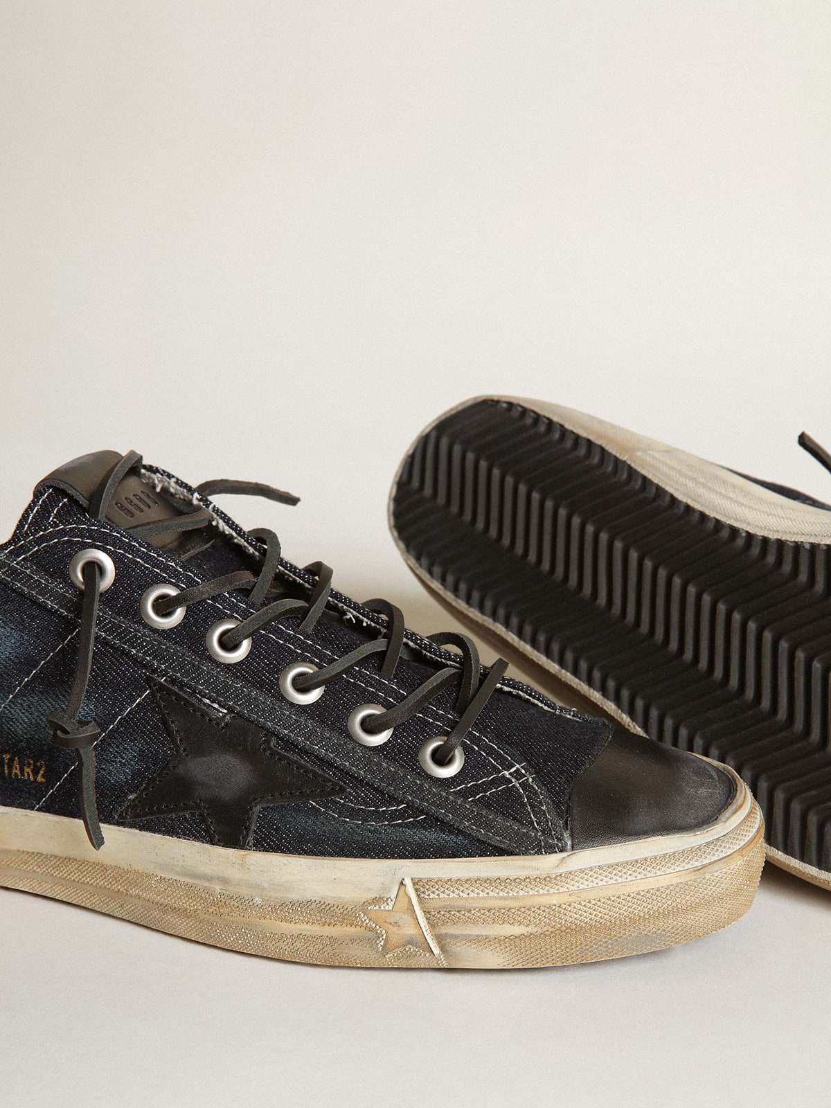 Golden Goose - Sneaker V-Star in denim color blu notte con stella e punta in pelle nera in 