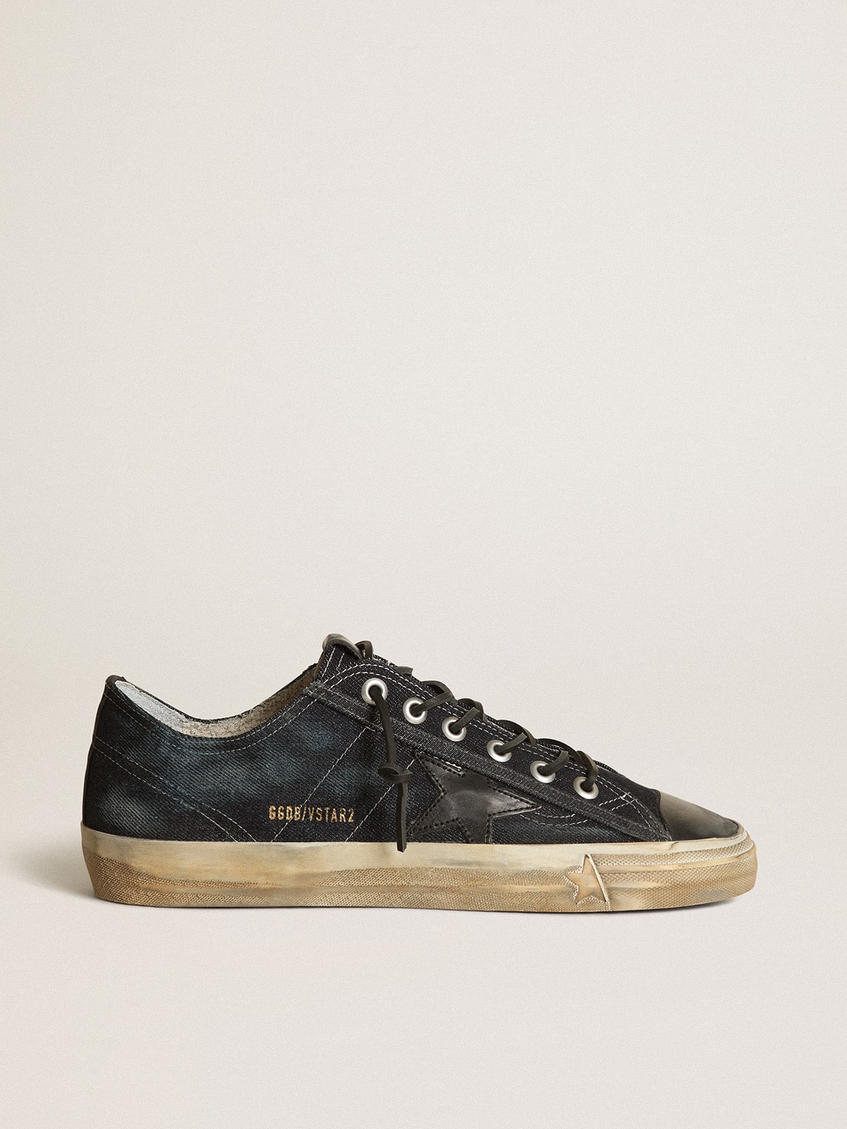 Golden Goose - Sneakers V-Star en denim bleu nuit avec étoile et bout en cuir noir in 