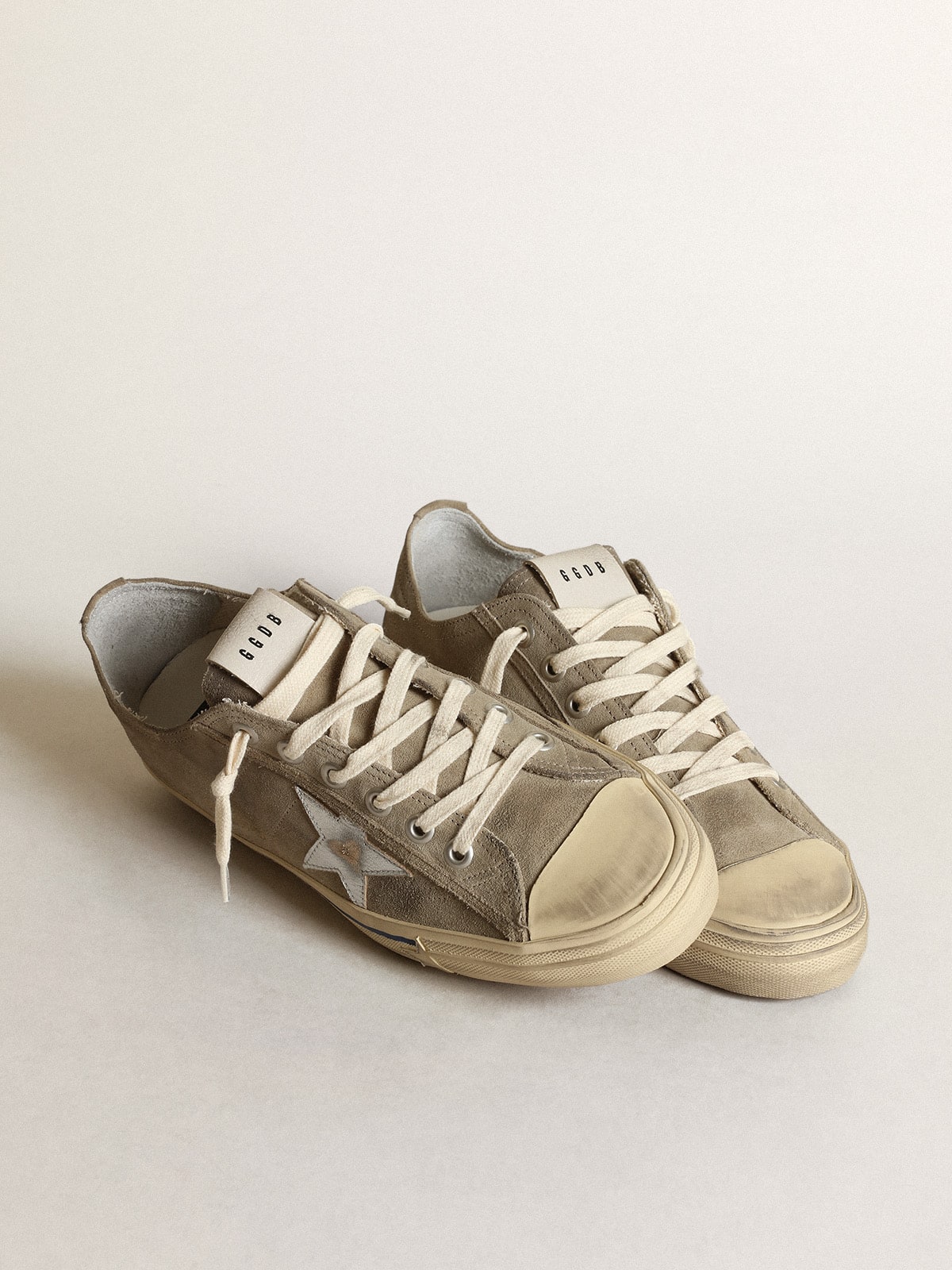 Golden Goose - V-Star in suede grigio tortora con stella in pelle laminata argento in 