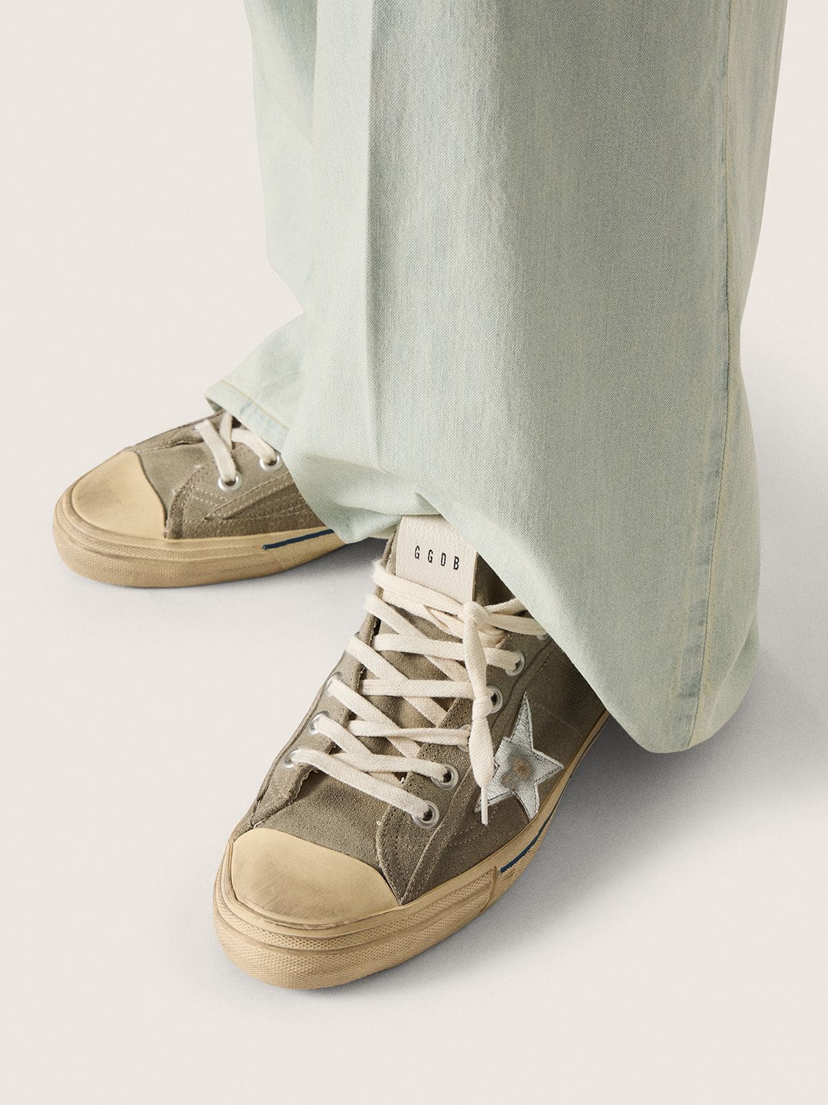 Golden Goose - V-Star Uomo in suede grigio tortora con stella in pelle laminata argento in 