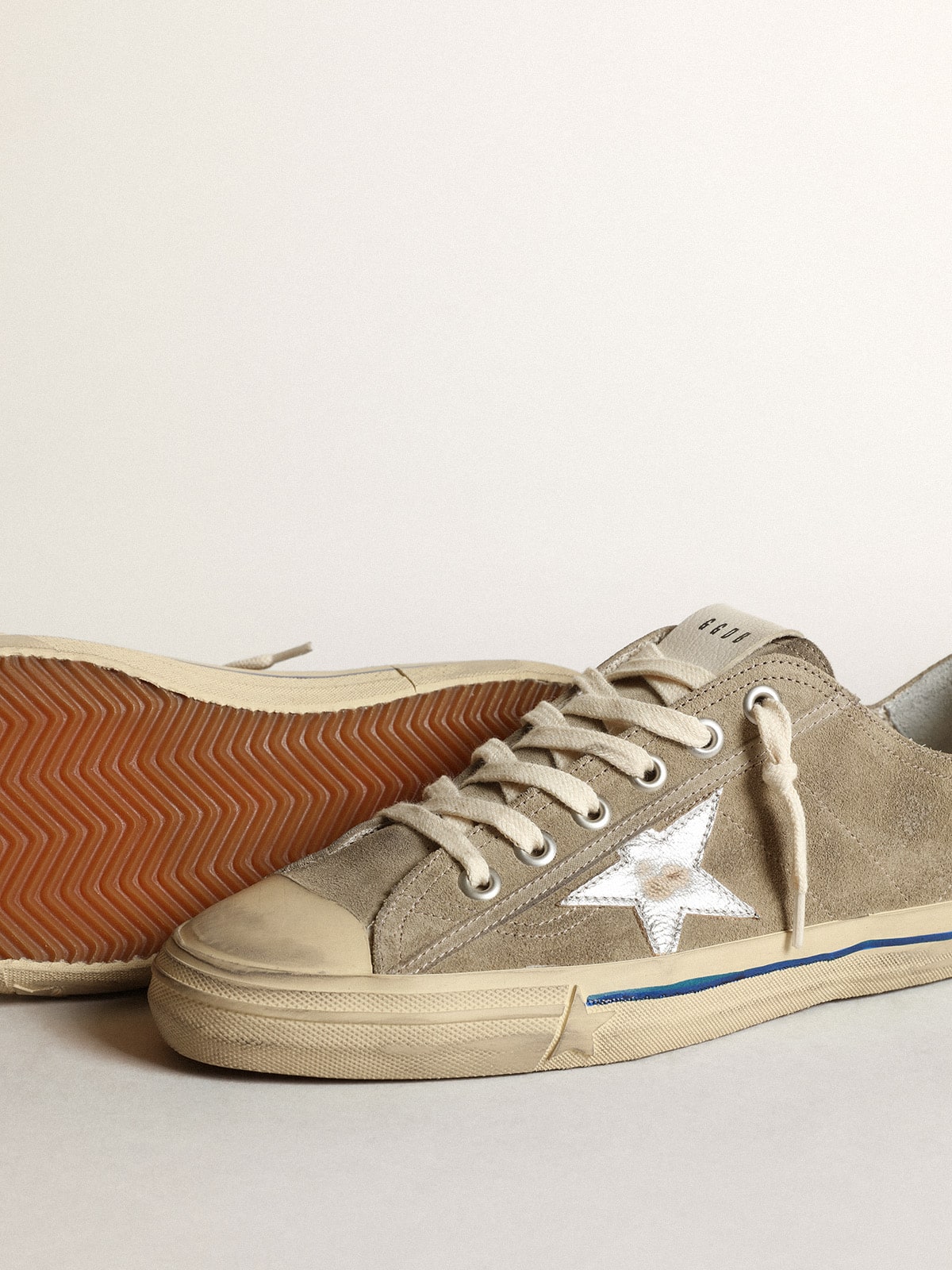 Golden Goose - V-Star in suede grigio tortora con stella in pelle laminata argento in 