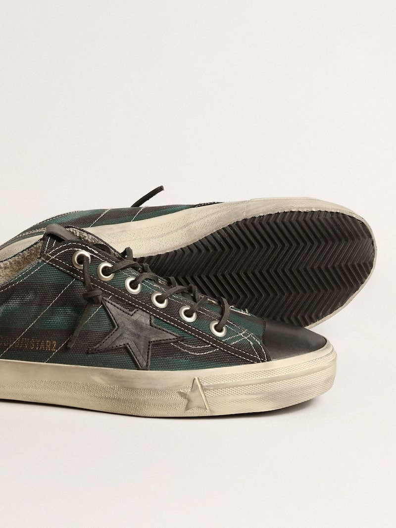 Golden Goose - V-Star de Hombre de lona con rayas negras y verdes y estrella y puntera de piel negra in 