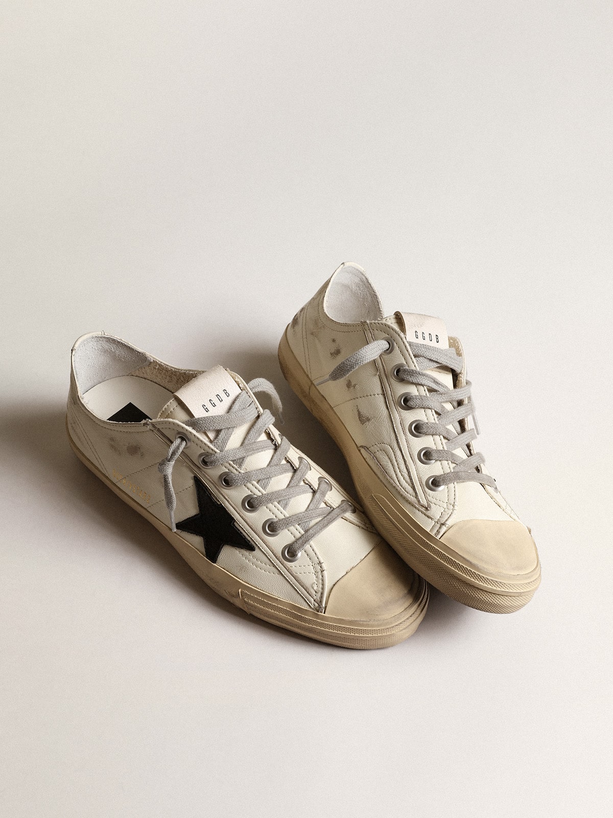 Golden Goose - Tênis V-Star de napa branco sujo com estrela de nubuk preto in 