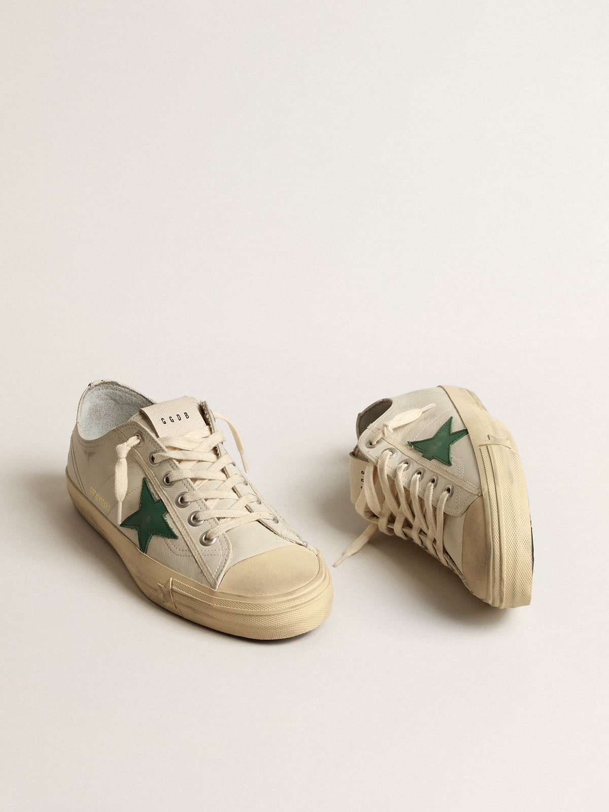 Golden Goose - V-Star de couro brilhante com estrela de couro verde in 