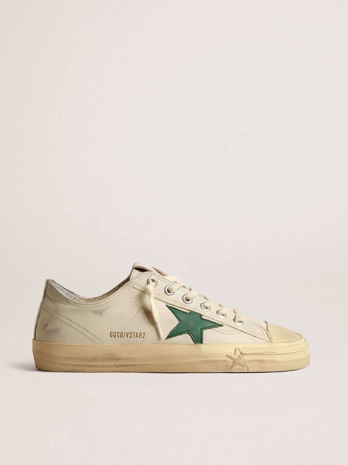 Golden Goose - V-Star de couro brilhante com estrela de couro verde in 