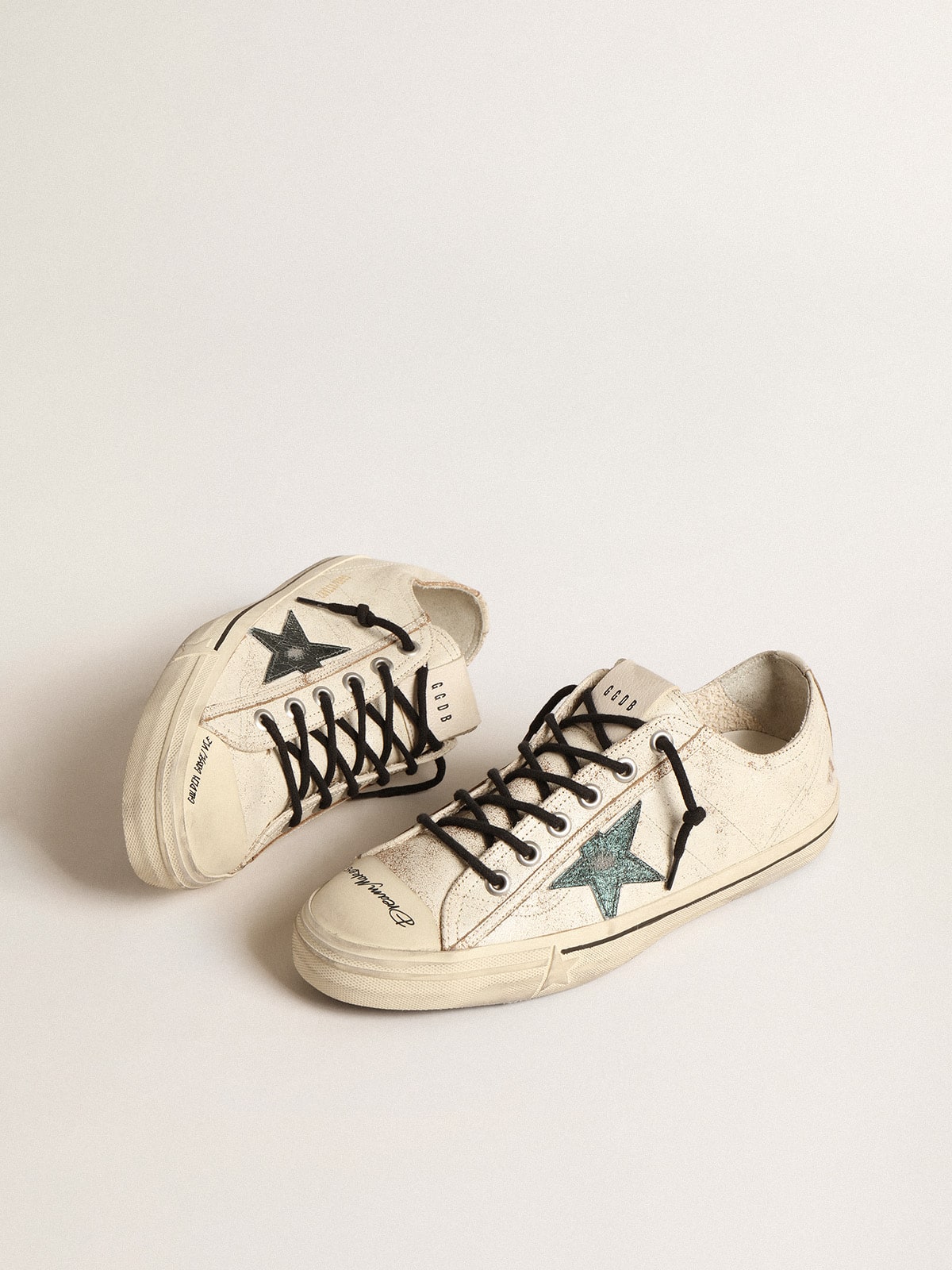 Golden Goose - V-Star de couro brilhante com estrela de couro metálico craquelado verde in 