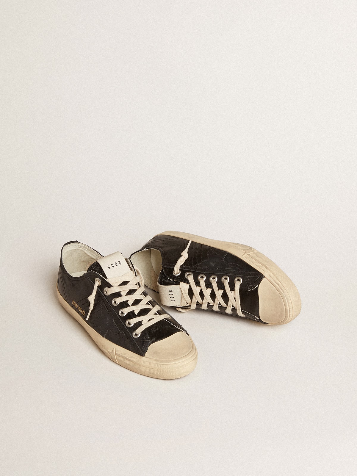 Golden Goose - V-Star Uomo in nappa nera con stella in pelle nera in 