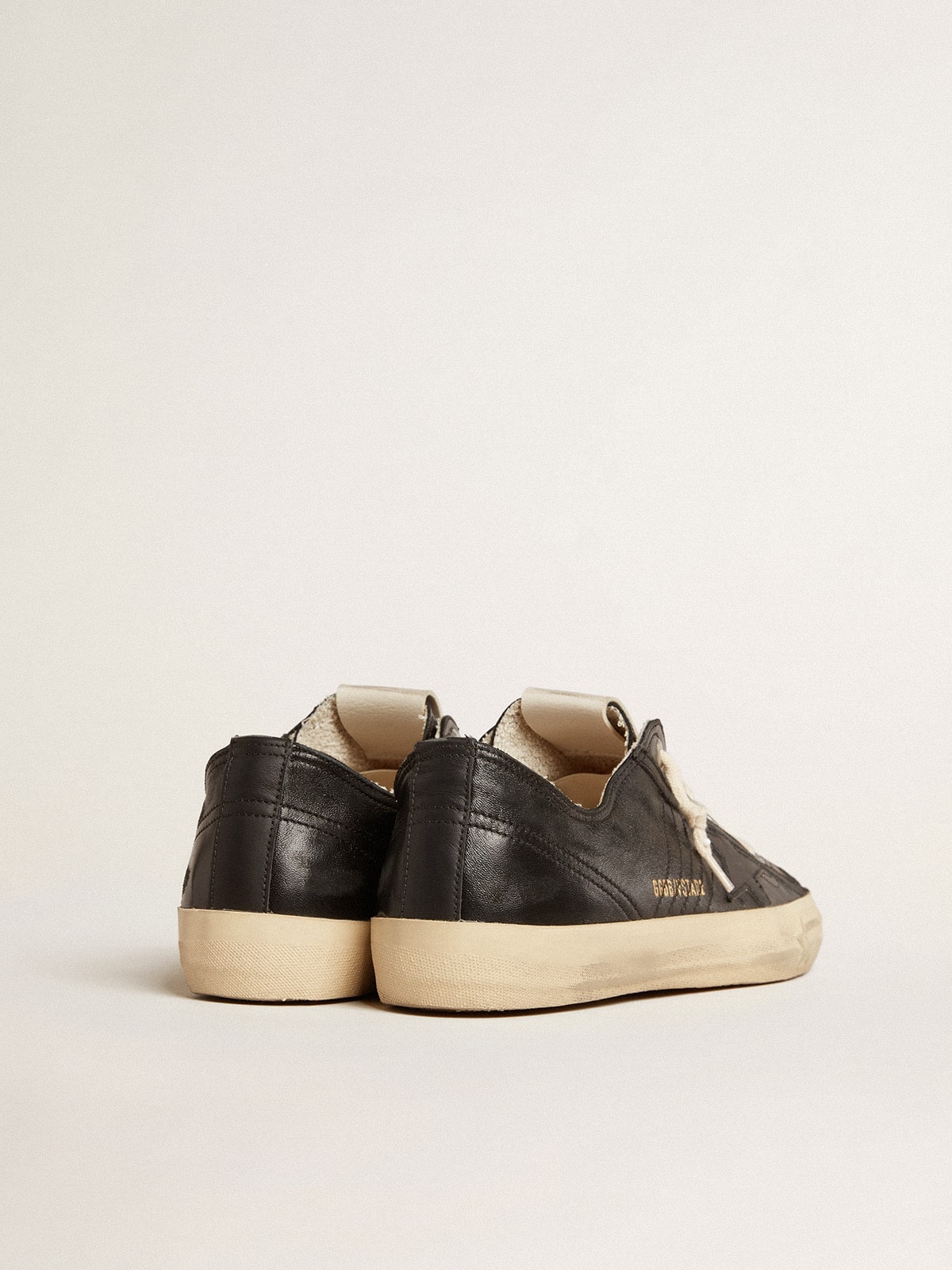 Golden Goose - V-Star Uomo in nappa nera con stella in pelle nera in 