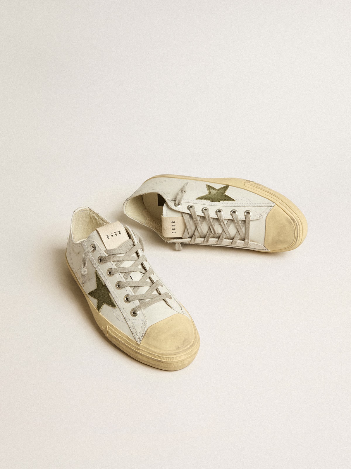 Golden Goose - V-Star aus weißem Leder mit grünem Canvasstern in 