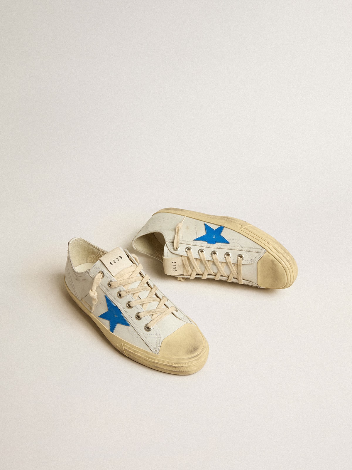 Golden Goose - V-Star de piel blanca con estrella de piel celeste in 