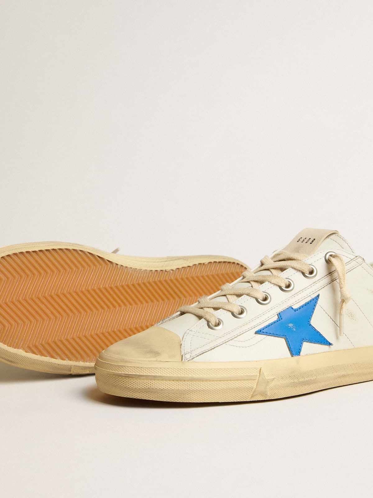 Golden Goose - V-Star de piel blanca con estrella de piel celeste in 