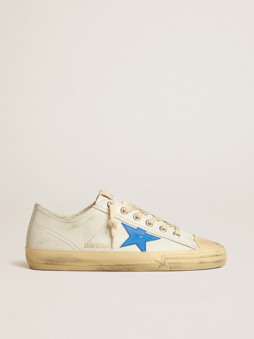 Golden Goose - V-Star aus weißem Leder mit azurblauem Lederstern in 