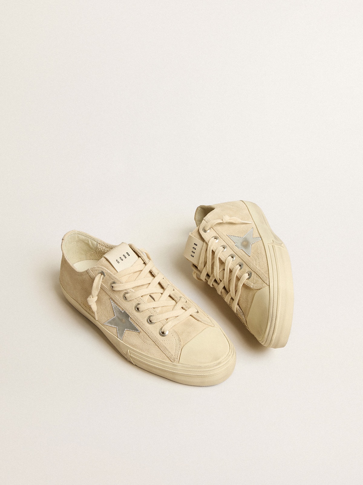 Golden Goose - V-Star Herren aus perlfarbenem Rauleder mit Stern aus silberfarbenem Metallic-Leder in 