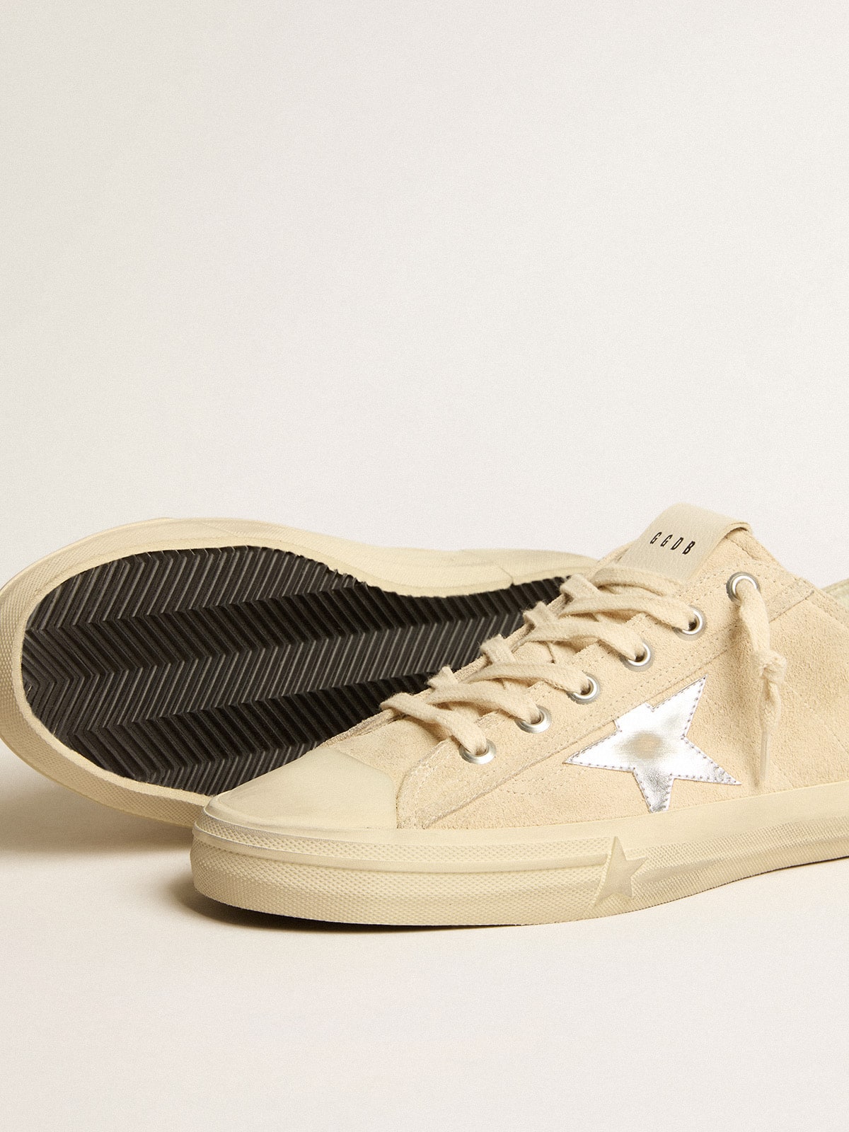 Golden Goose - V-Star Herren aus perlfarbenem Rauleder mit Stern aus silberfarbenem Metallic-Leder in 