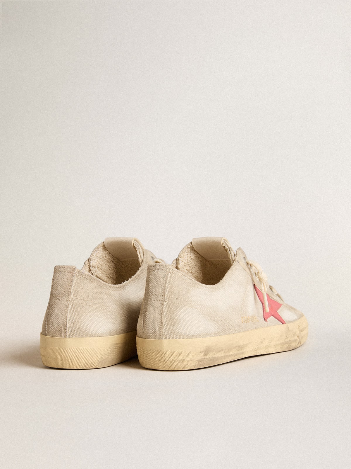 Golden Goose - V-Star Uomo in canvas grigio chiaro con stella in pelle rossa in 