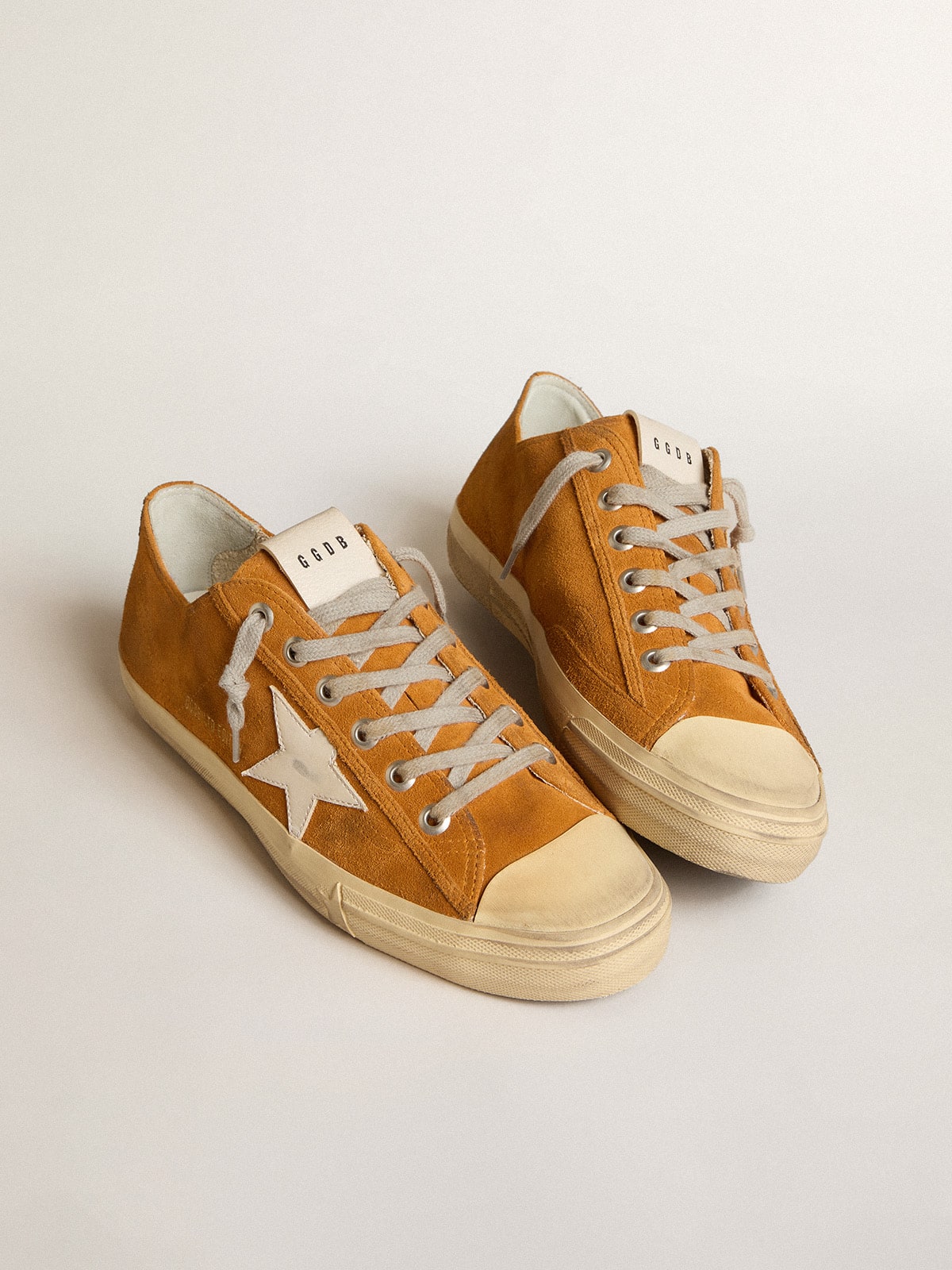 Golden Goose - V-Star homme LTD en daim camel avec étoile en cuir blanc de lait in 