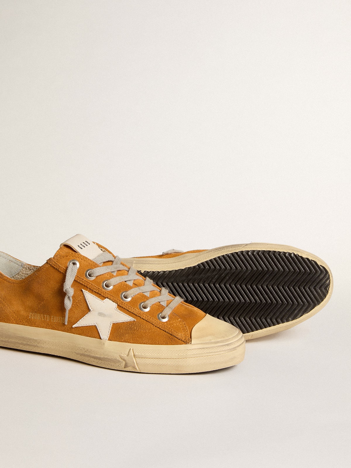 Golden Goose - V-Star homme LTD en daim camel avec étoile en cuir blanc de lait in 