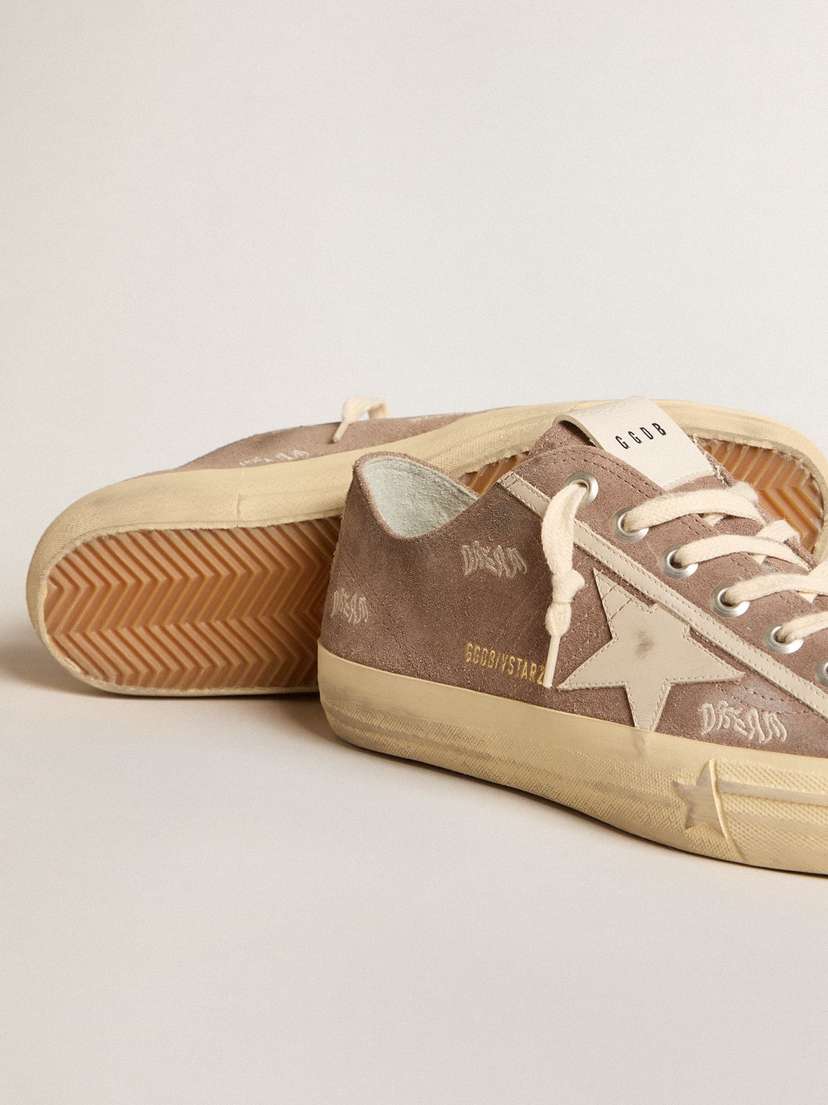 Golden Goose - V-Star homme en daim gris tourterelle avec étoile en cuir gris clair in 