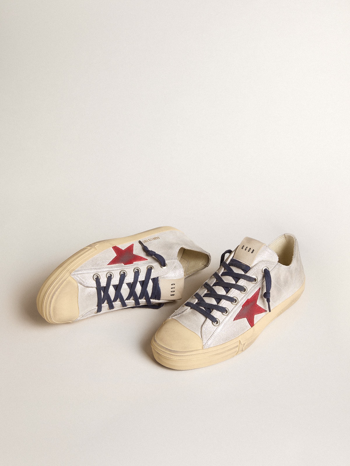 Golden Goose - V-Star Uomo LTD in suede laminato argento con stella in suede rosso in 