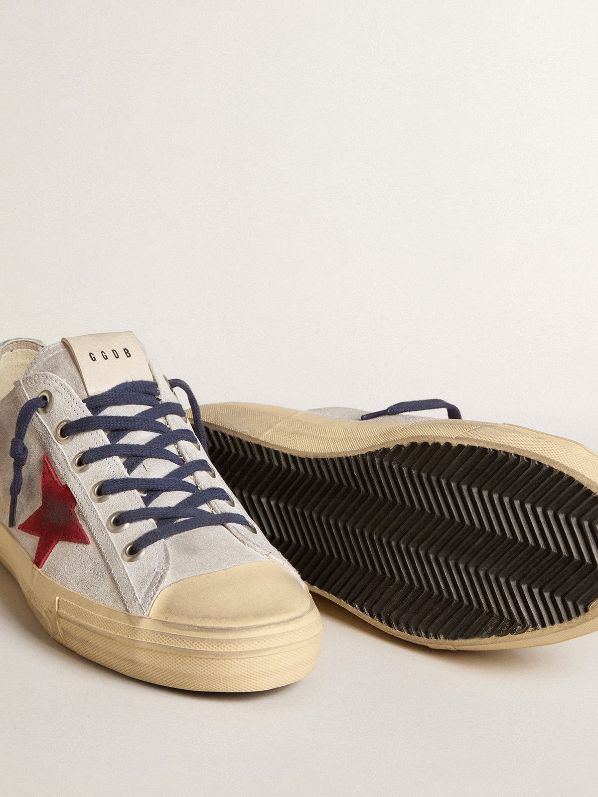 Golden Goose - V-Star Uomo LTD in suede laminato argento con stella in suede rosso in 