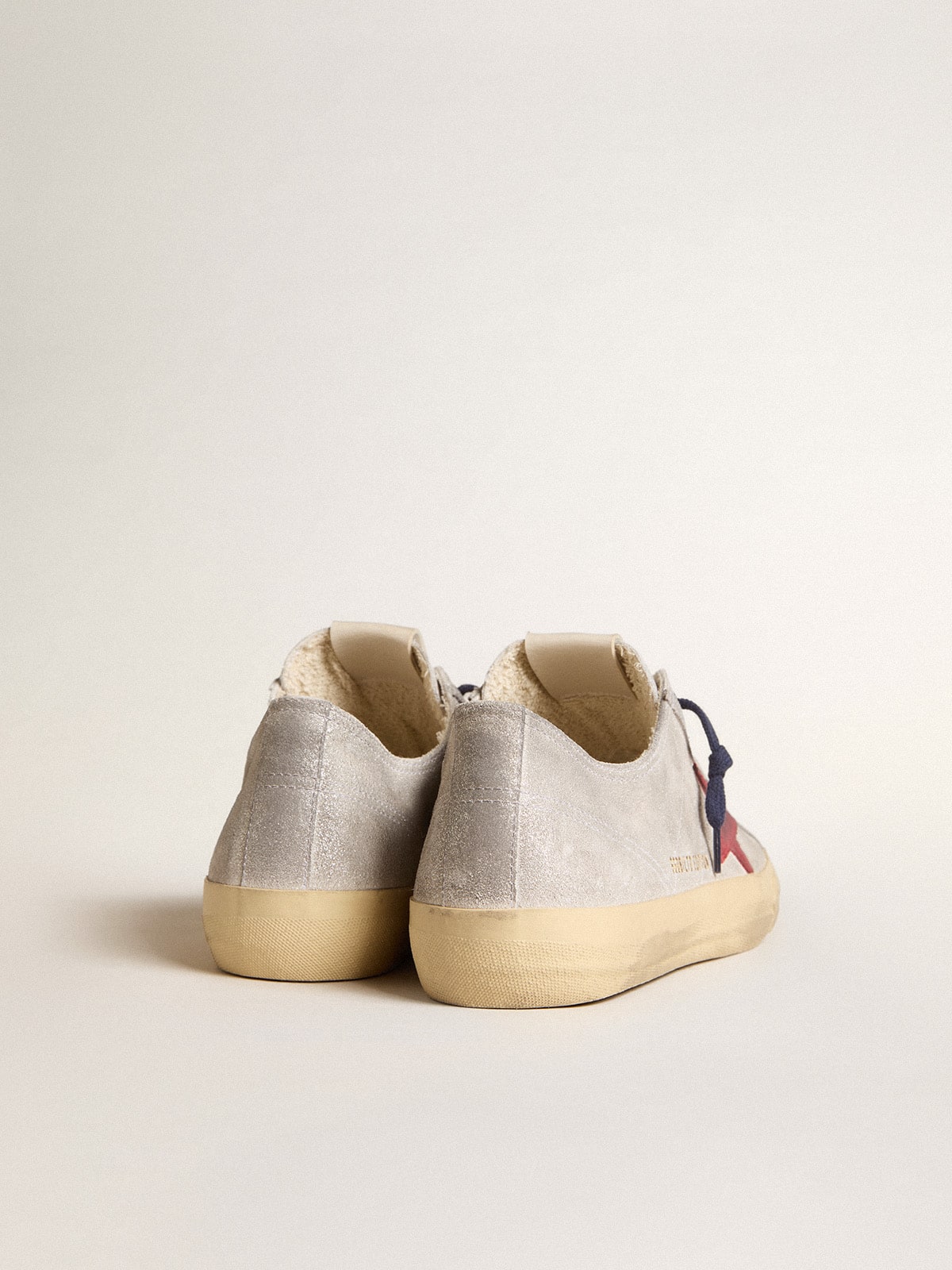 Golden Goose - V-Star Uomo LTD in suede laminato argento con stella in suede rosso in 