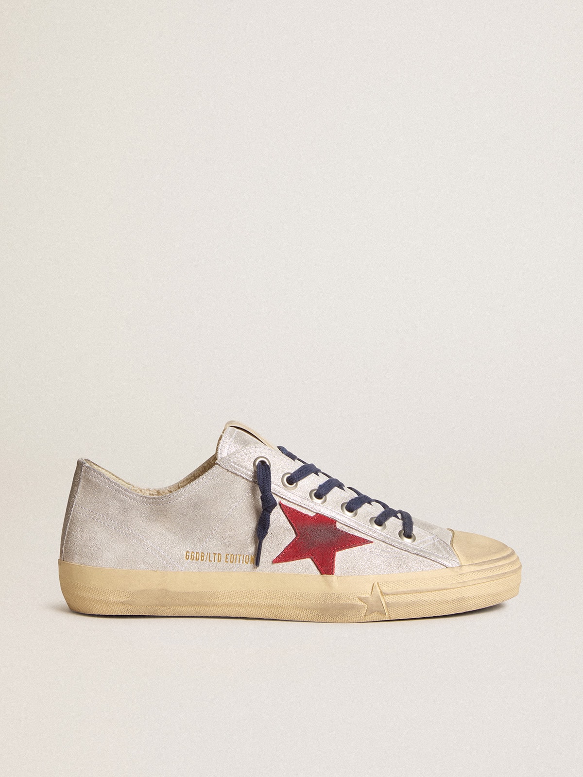 Golden Goose - V-Star Uomo LTD in suede laminato argento con stella in suede rosso in 