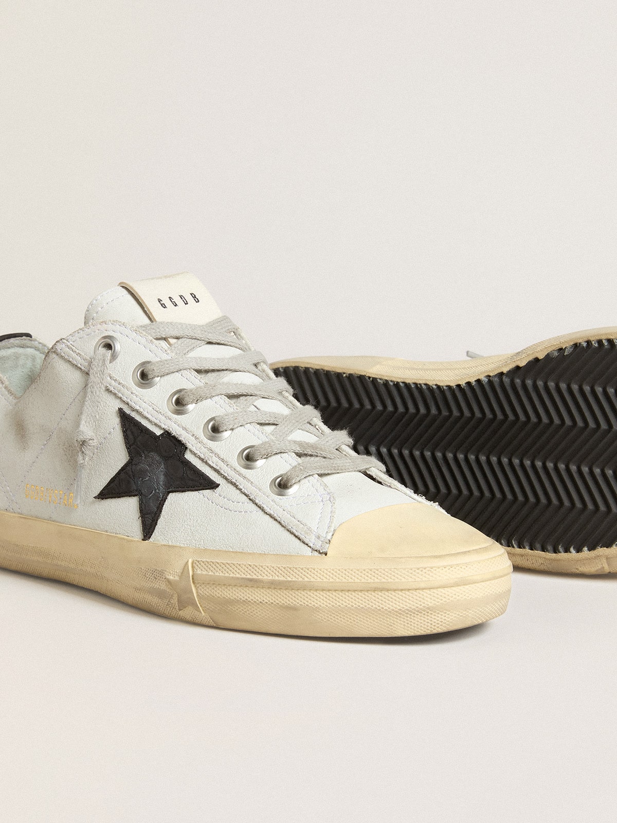 Golden Goose - V-Star de piel con estrella y refuerzo del talón de piel con estampado cocodrilo negra in 