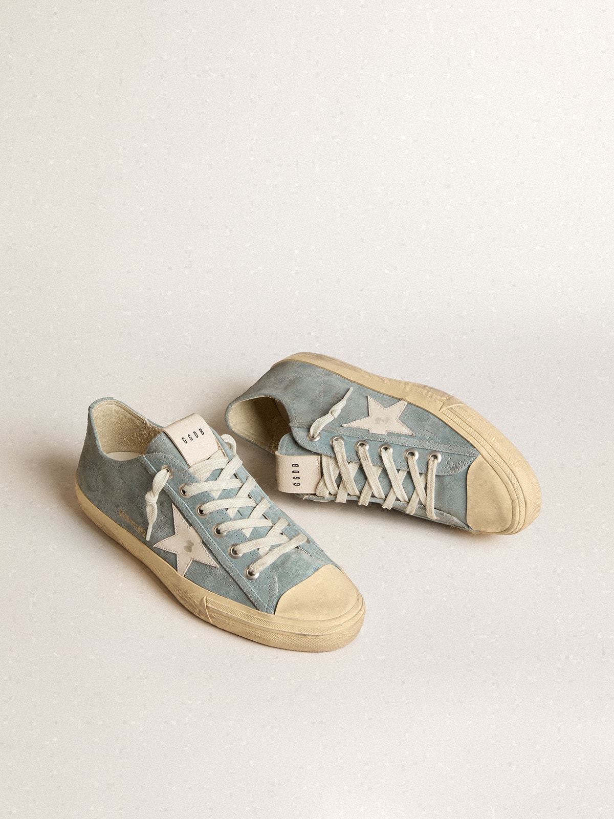 Golden Goose - V-Star de ante color celeste plateado con estrella de piel blanca in 