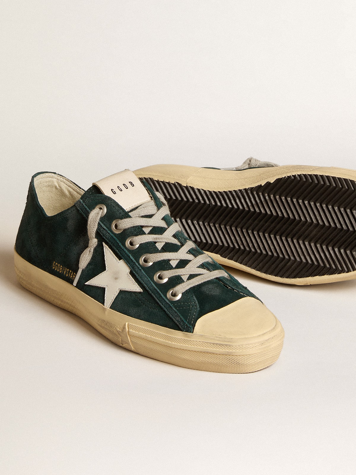 Golden Goose - V-Star de ante verde bosque con estrella de piel blanca in 