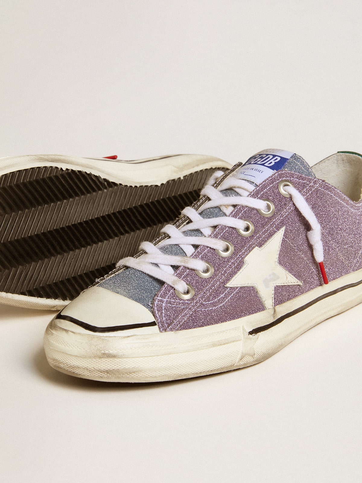 Golden Goose - V-Star masculino LAB de couro e glitter lilás com estrela branca e lingueta de glitter prateado in 