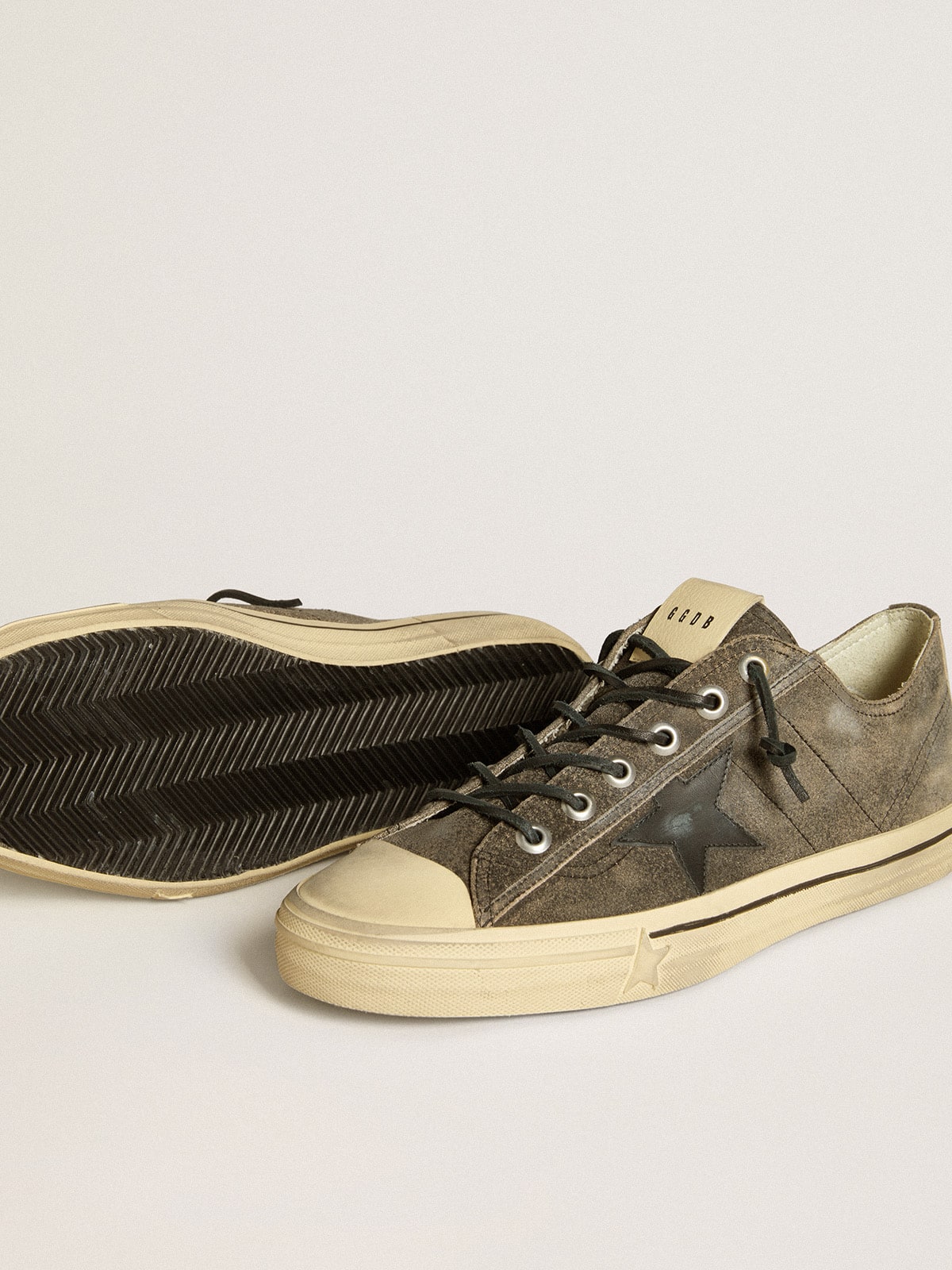 Golden Goose - V-Star Uomo in suede nero con stella in pelle nera in 