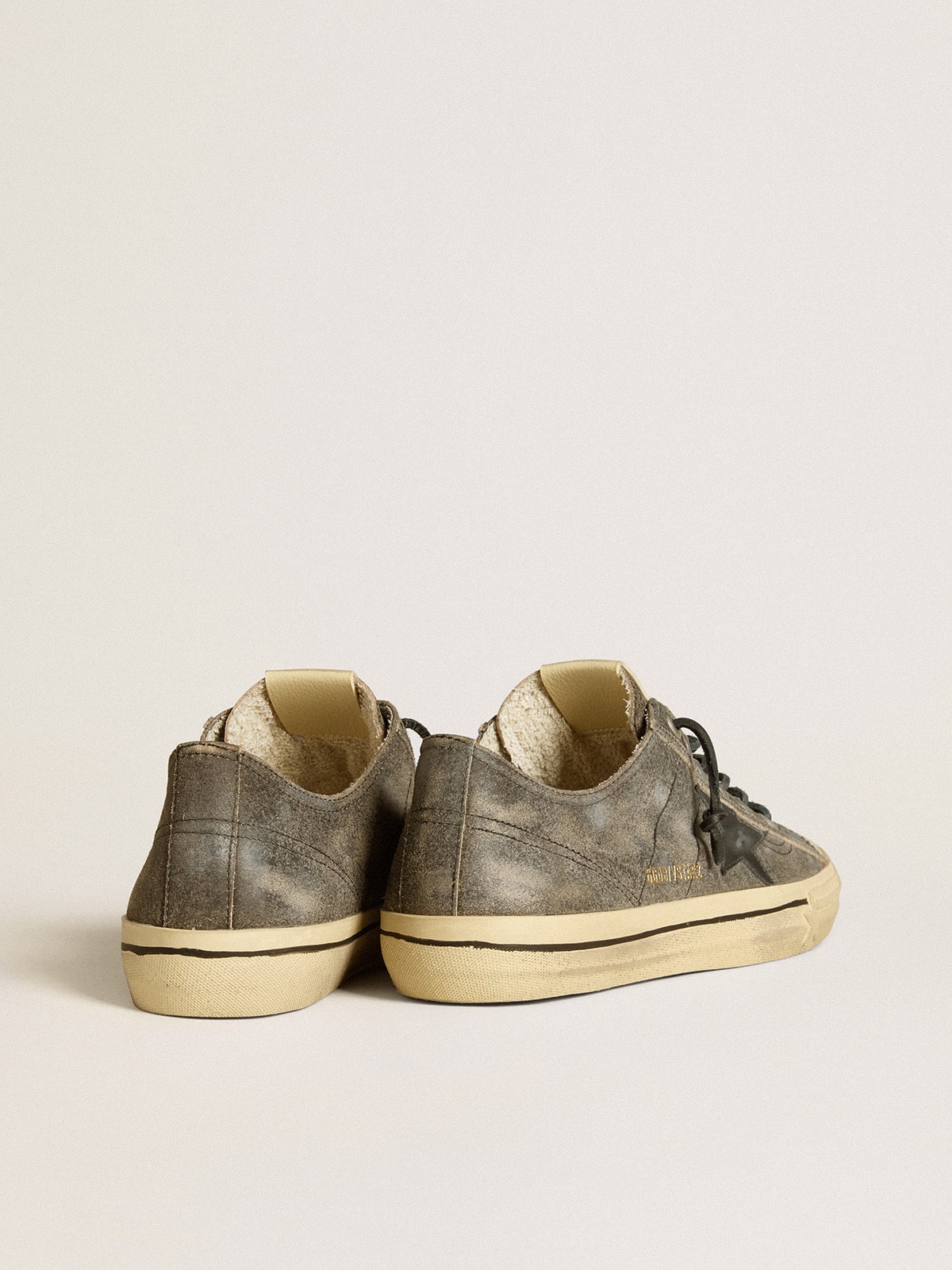 Golden Goose - V-Star in suede nero con stella in pelle nera in 