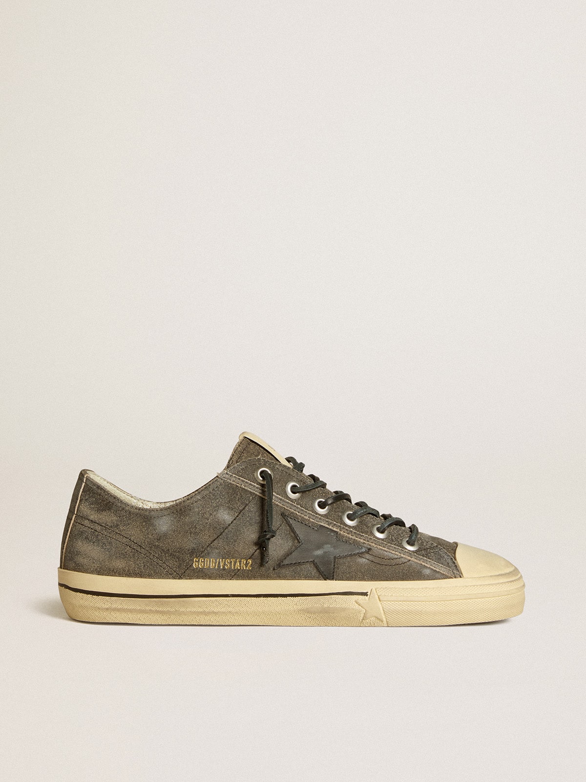 Golden Goose - V-Star in suede nero con stella in pelle nera in 