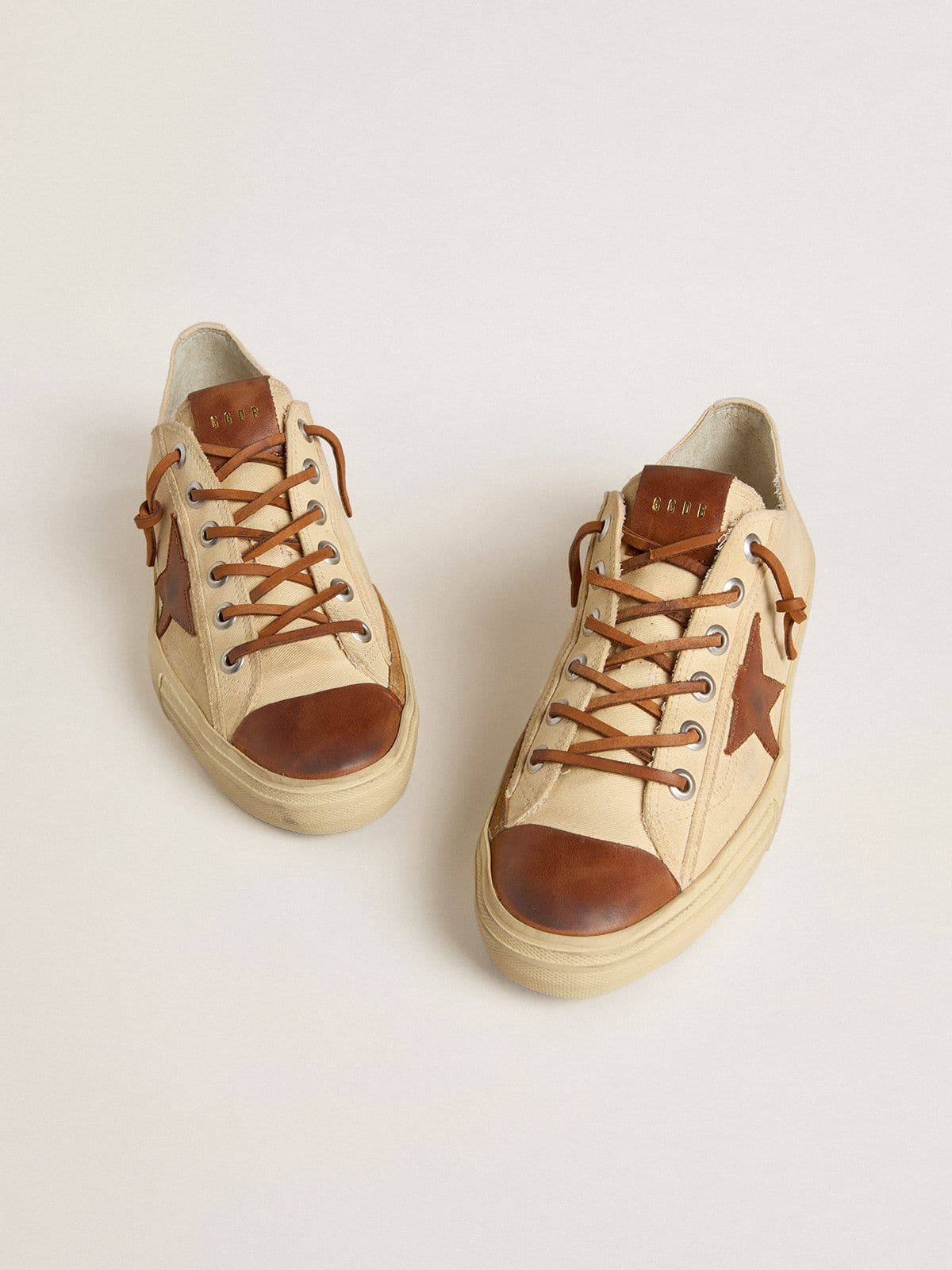 Golden Goose - Men's V-Star in cream canvas with tobacco leather star in 