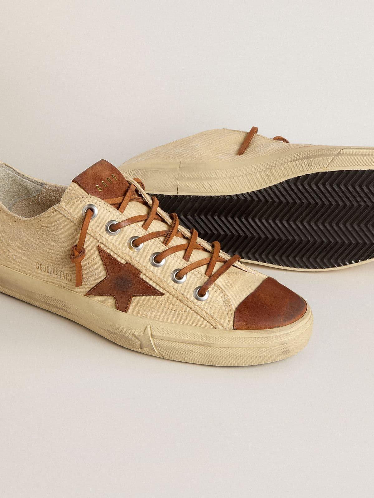Golden Goose - Men's V-Star in cream canvas with tobacco leather star in 