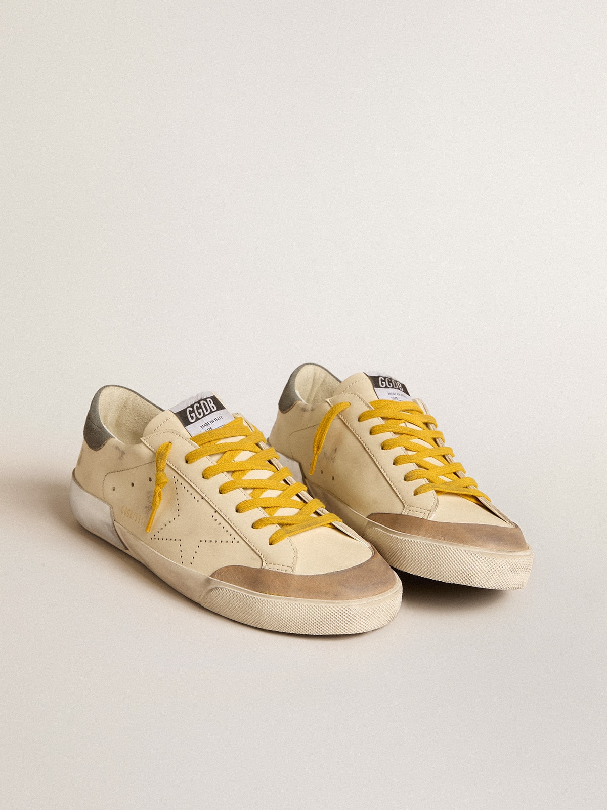 Golden Goose - Super-Star in pelle con stella traforata e talloncino in suede grigio in 