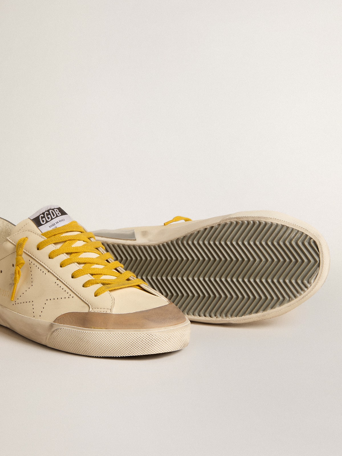 Golden Goose - Super-Star in pelle con stella traforata e talloncino in suede grigio in 