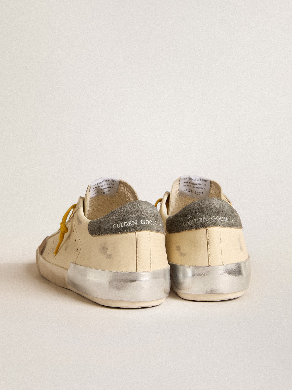 Golden Goose - Super-Star in pelle con stella traforata e talloncino in suede grigio in 