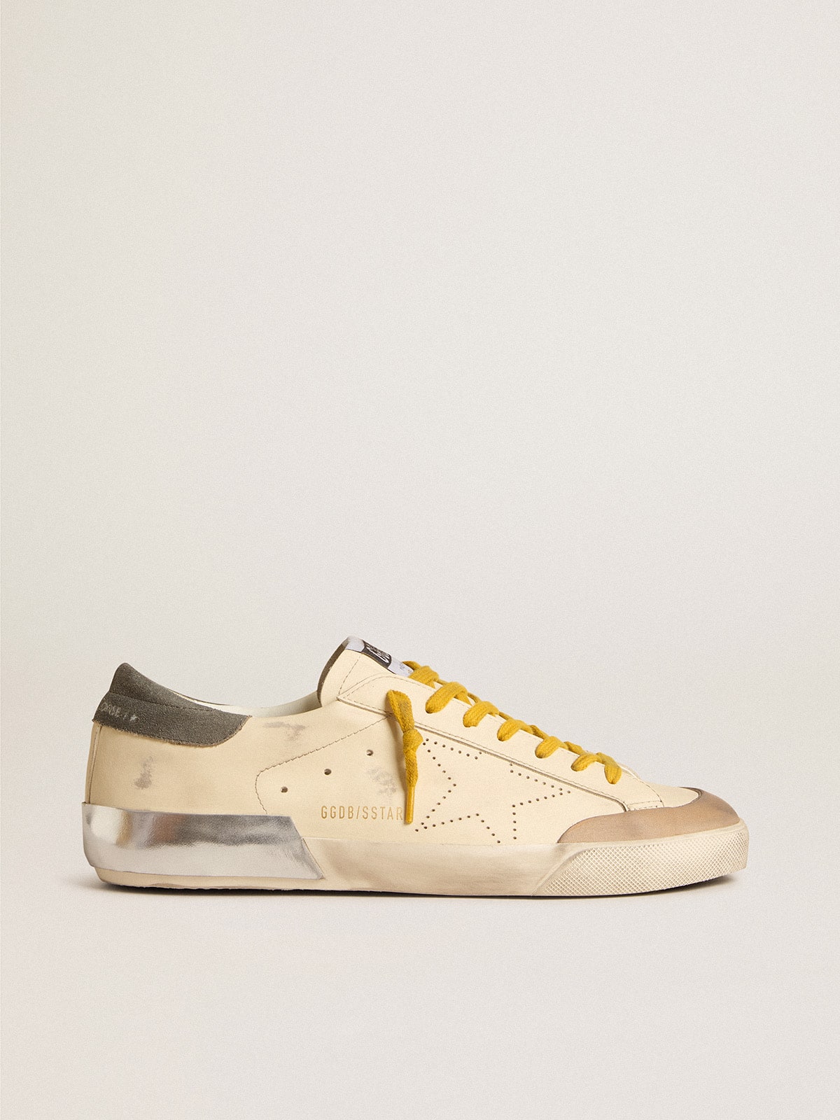 Golden Goose - Super-Star aus Leder mit perforiertem Stern und Ferse aus grauem Rauleder in 