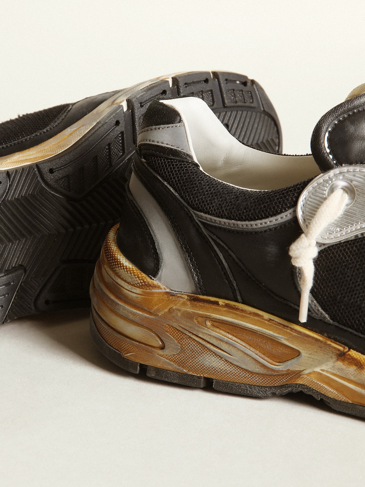 Golden Goose - Dad-Star Uomo in rete e nappa nere con stella color ghiaccio in 