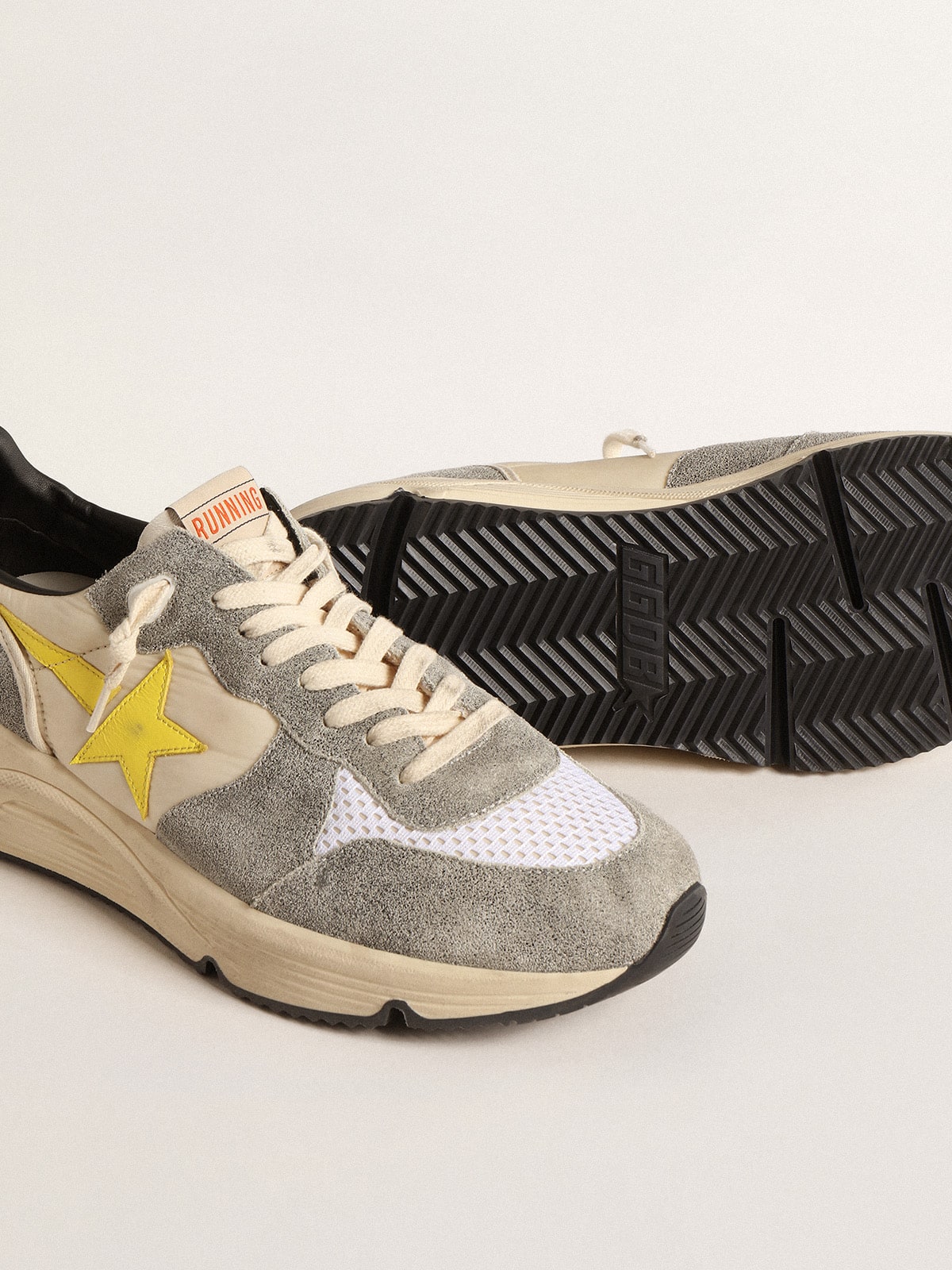 Golden Goose - Running Sole de náilon bege e suede cinza com estrela amarela in 