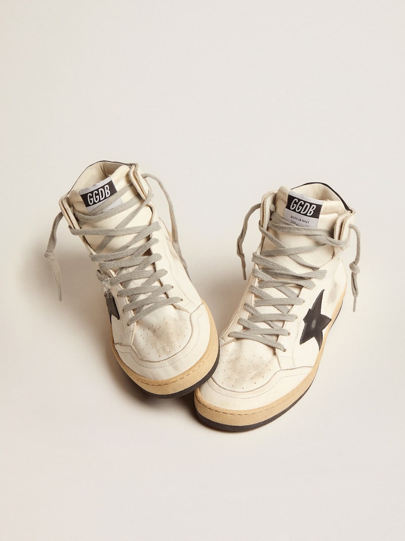 Golden Goose - Sky-Star aus wei&szlig;em Leder mit schwarzem Lederstern in 