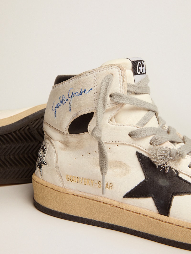 Golden Goose - Sky-Star aus wei&szlig;em Leder mit schwarzem Lederstern in 