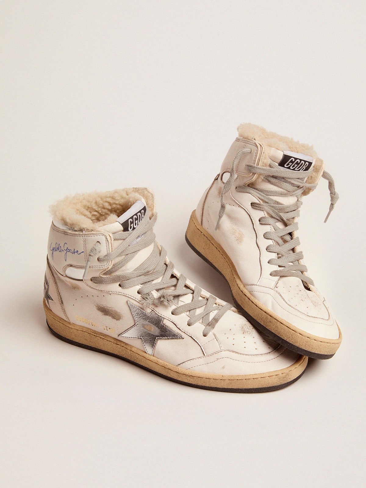 Golden Goose - Herrensneakers Sky-Star mit Signatur am Knöchel und Shearlingfutter in 