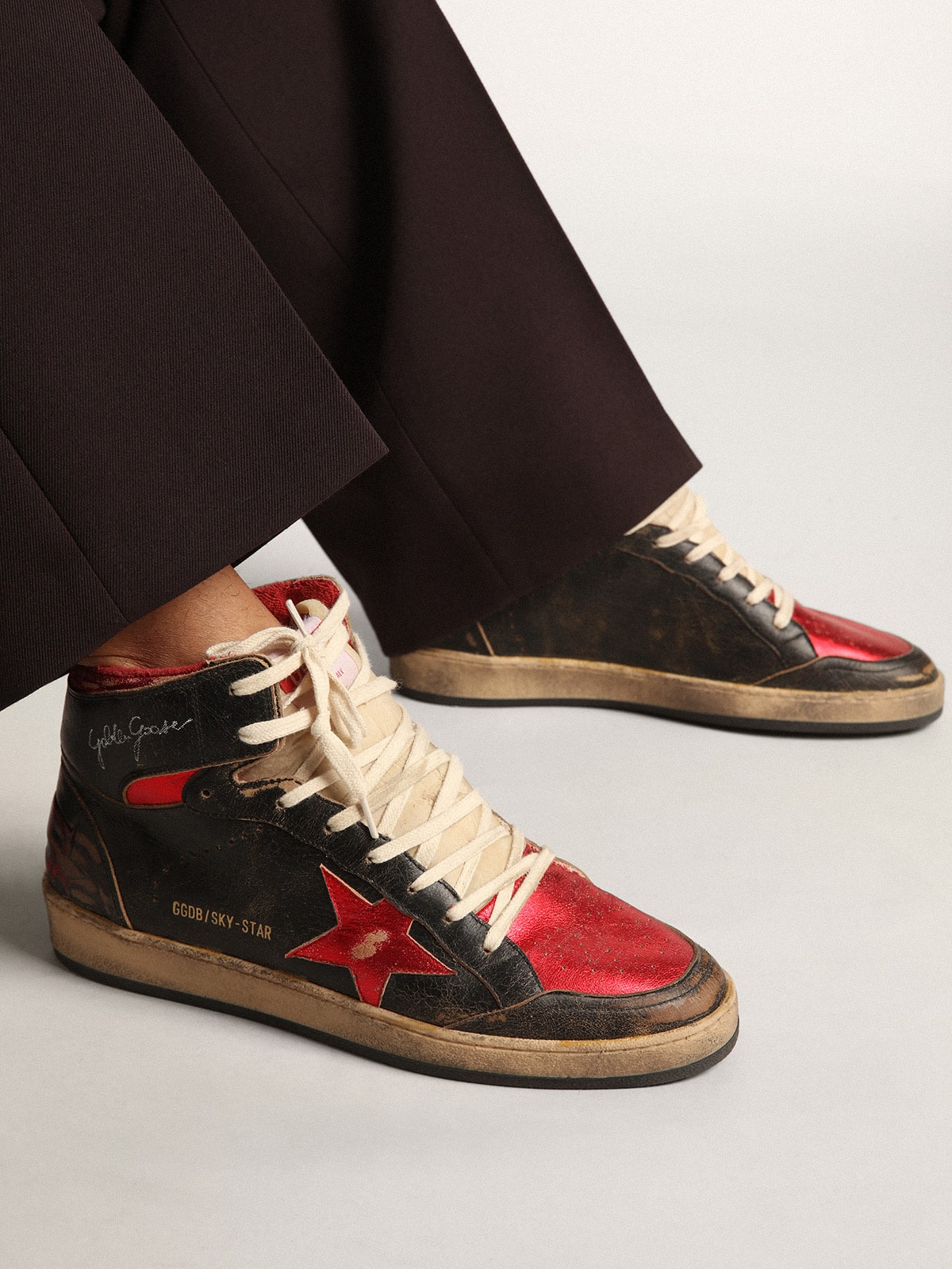 Golden Goose - Sky-Star homme en cuir brillant noir avec étoile rouge in 